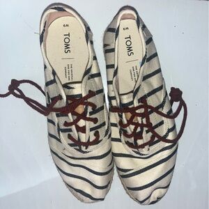 Lace up striped toms